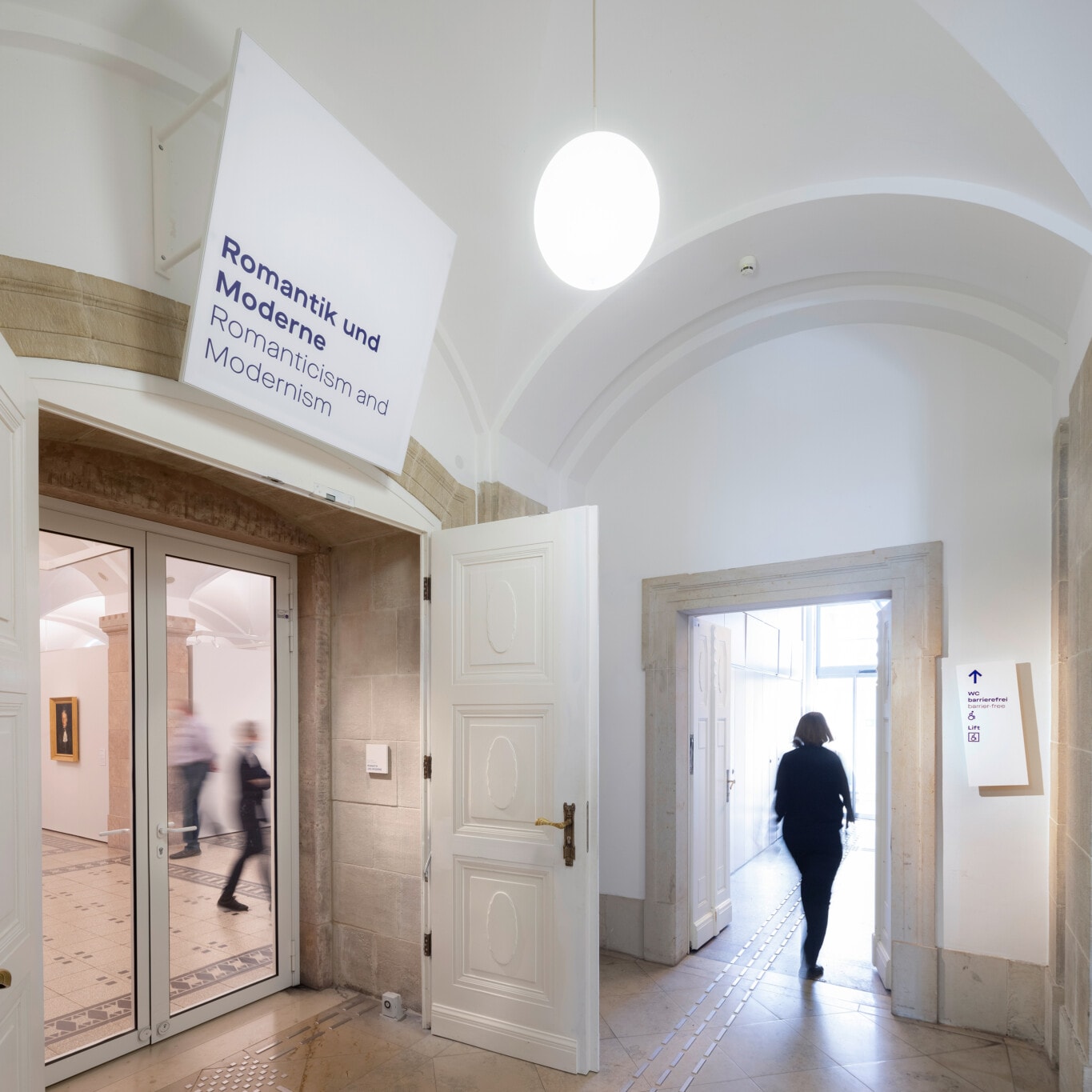 Kunstsammlungen Chemnitz Leitsystem Ausstellungstitel am Eingang und taktiles Bodenleitsystem
