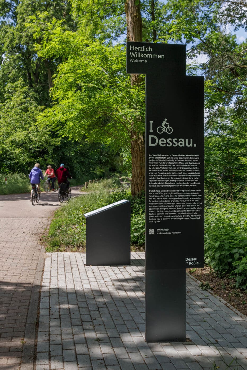Dessau-Rosslau Leitsystem-Stele, Begrüßung der Radfahrer