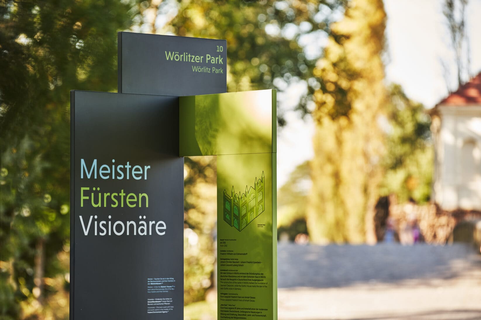 Dessau-Rosslau Stele im Wörlitzer Park, Dreiklang und Fakten