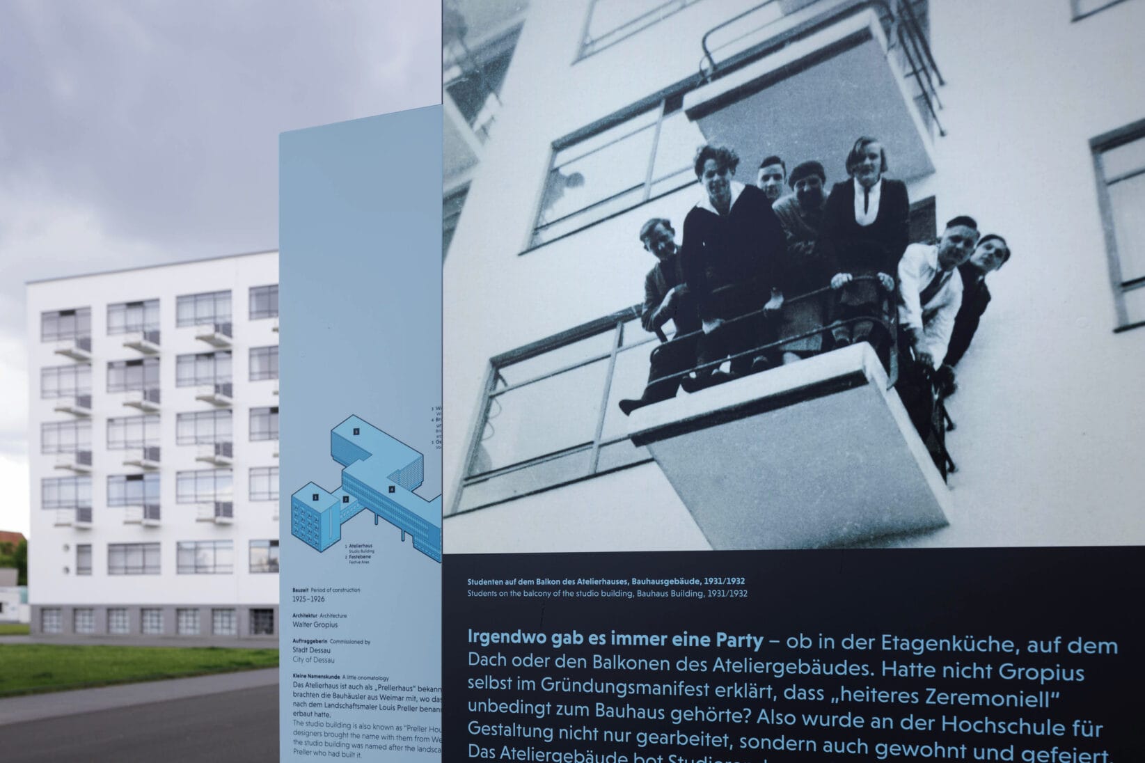 Stele am Ateliergebäude des Bauhaus Dessau mit Story und Fakten
